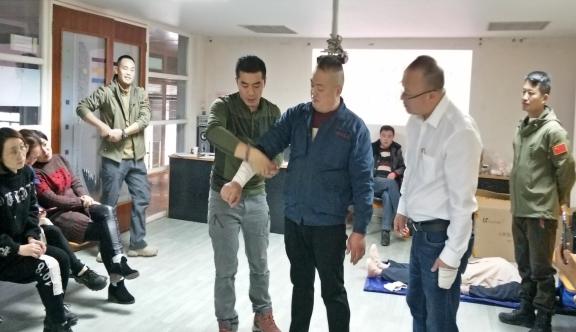 四川QY千亿国际玻璃有限公司急救安全知识培训暨应急疏散和消防灭火演练活动报道(图1) 四川QY千亿国际玻璃有限公司急救安全知识培训暨应急疏散和消防灭火演练活动报道(图1)