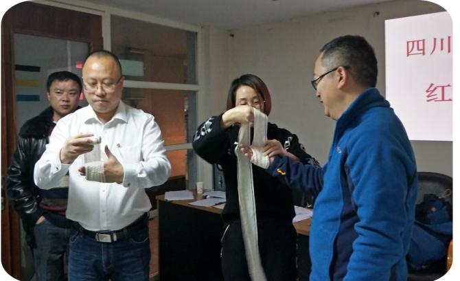 四川QY千亿国际玻璃有限公司急救安全知识培训暨应急疏散和消防灭火演练活动报道(图3) 四川QY千亿国际玻璃有限公司急救安全知识培训暨应急疏散和消防灭火演练活动报道(图3)