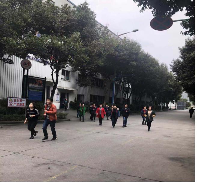 四川QY千亿国际玻璃有限公司急救安全知识培训暨应急疏散和消防灭火演练活动报道(图7) 四川QY千亿国际玻璃有限公司急救安全知识培训暨应急疏散和消防灭火演练活动报道(图7)