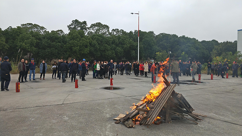 四川QY千亿国际玻璃有限公司急救安全知识培训暨应急疏散和消防灭火演练活动报道(图10) 四川QY千亿国际玻璃有限公司急救安全知识培训暨应急疏散和消防灭火演练活动报道(图10)