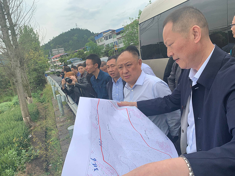 市、县领导现场调研QY千亿国际50万吨玻瓶项目(图2) 市、县领导现场调研QY千亿国际50万吨玻瓶项目(图2)