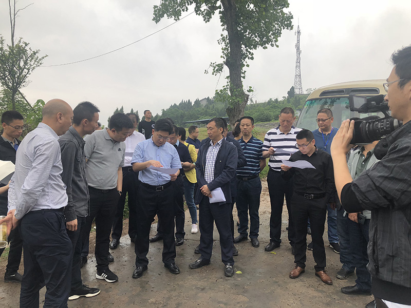 市、县领导现场调研QY千亿国际50万吨玻瓶项目(图3) 市、县领导现场调研QY千亿国际50万吨玻瓶项目(图3)