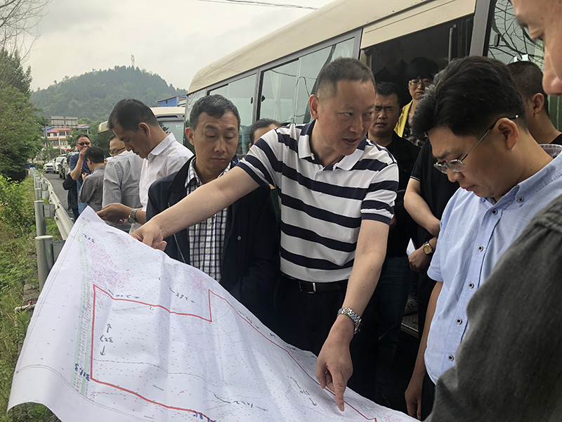 市、县领导现场调研QY千亿国际50万吨玻瓶项目(图4) 市、县领导现场调研QY千亿国际50万吨玻瓶项目(图4)