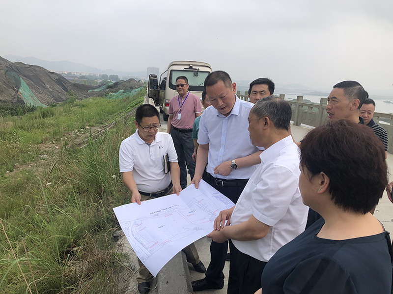 市、县领导现场调研QY千亿国际50万吨玻瓶项目(图5) 市、县领导现场调研QY千亿国际50万吨玻瓶项目(图5)