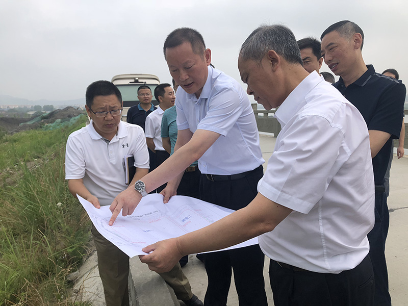 市、县领导现场调研QY千亿国际50万吨玻瓶项目(图6) 市、县领导现场调研QY千亿国际50万吨玻瓶项目(图6)